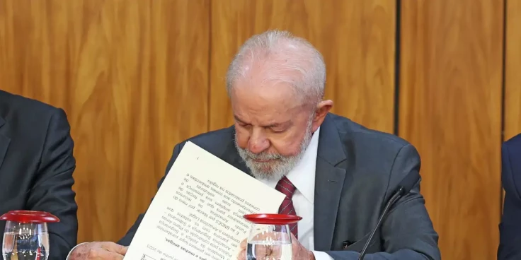 Lula assina MP e acaba com cobrança da “taxa das blusinhas”