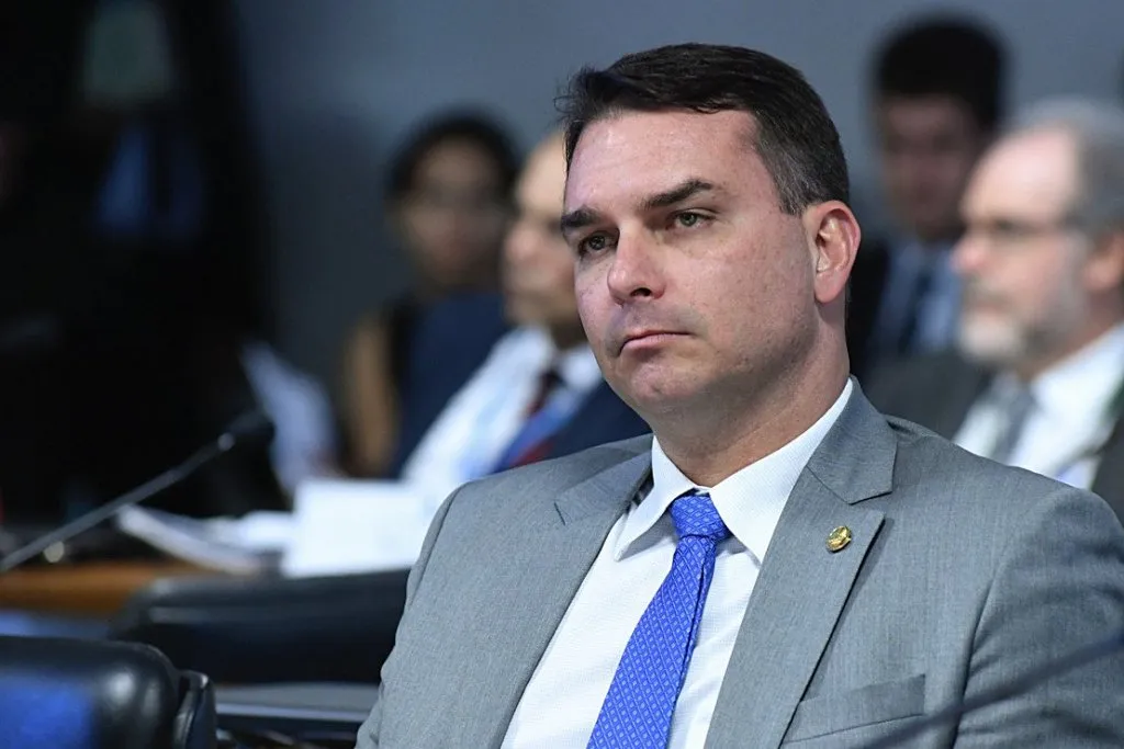 Flávio Bolsonaro admite contato com banqueiro para financiar filme sobre Jair Bolsonaro