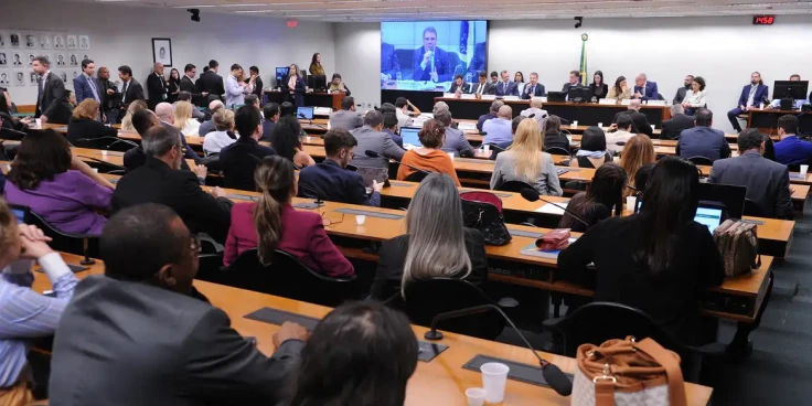 CCJ da Câmara adia análise da PEC da redução da maioridade penal