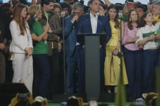 Flávio Bolsonaro lança candidatura em evento com Milei, Tarcísio e Bolsonaro de IA