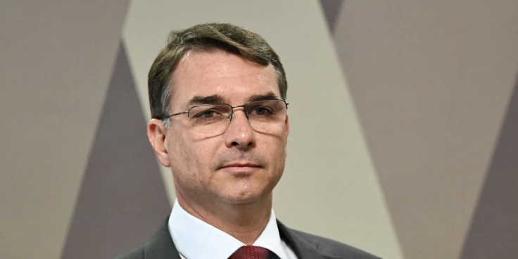 Flávio evita ataques à oposição e mira custo de vida por “voto útil”
